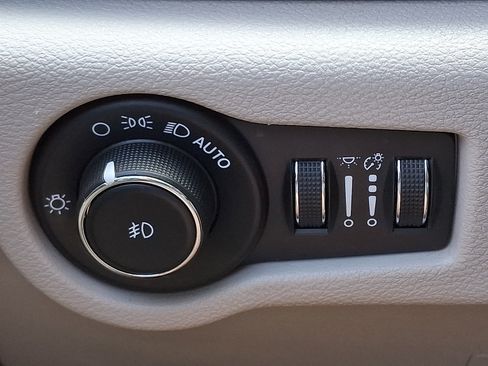 Used 2023 Chrysler Pacifica Touring-L FWD image 28