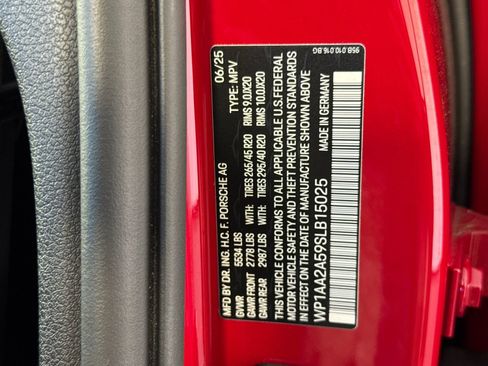 Certified 2025 Porsche Macan image 34