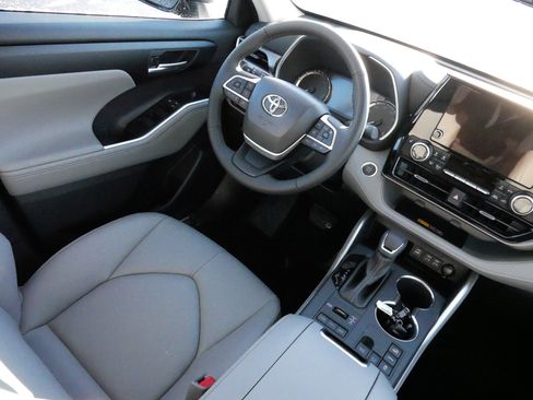 Certified 2026 Toyota Highlander XLE image 9