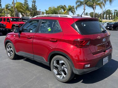 Used 2025 Hyundai Venue SEL image 4