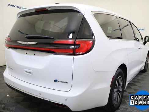 Used 2024 Chrysler Pacifica Select image 5