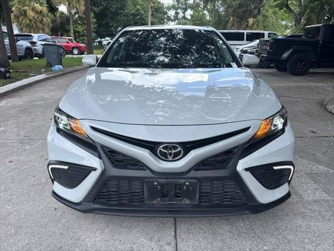Used 2022 Toyota Camry SE FWD image 3