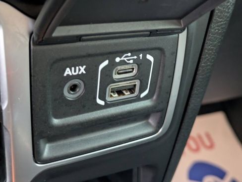 Used 2025 Jeep Wrangler Sahara image 19