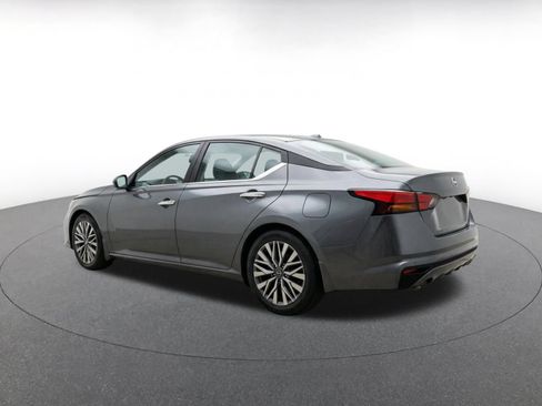 Used 2025 Nissan Altima 2.5 SV FWD image 6