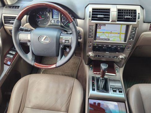Used 2017 Lexus GX 460 Premium w/ Premium Package image 28