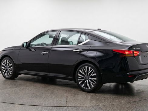 Used 2025 Nissan Altima 2.5 SV FWD image 6