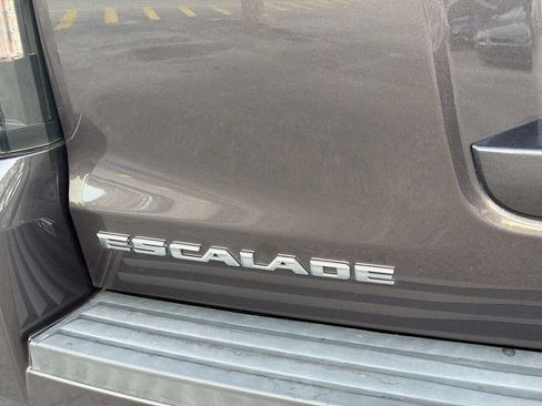 Used 2018 Cadillac Escalade Platinum AWD/4WD image 11