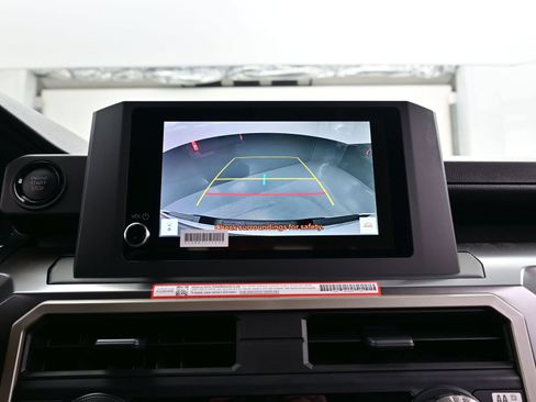 Used 2025 Toyota Tacoma SR5 AWD/4WD image 18