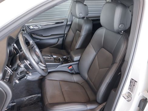 Certified 2024 Porsche Macan AWD/4WD image 5