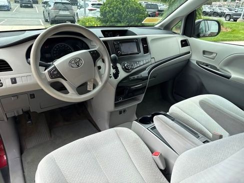 Used 2014 Toyota Sienna LE FWD image 29
