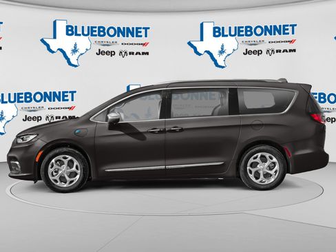Used 2021 Chrysler Pacifica Touring-L FWD image 3