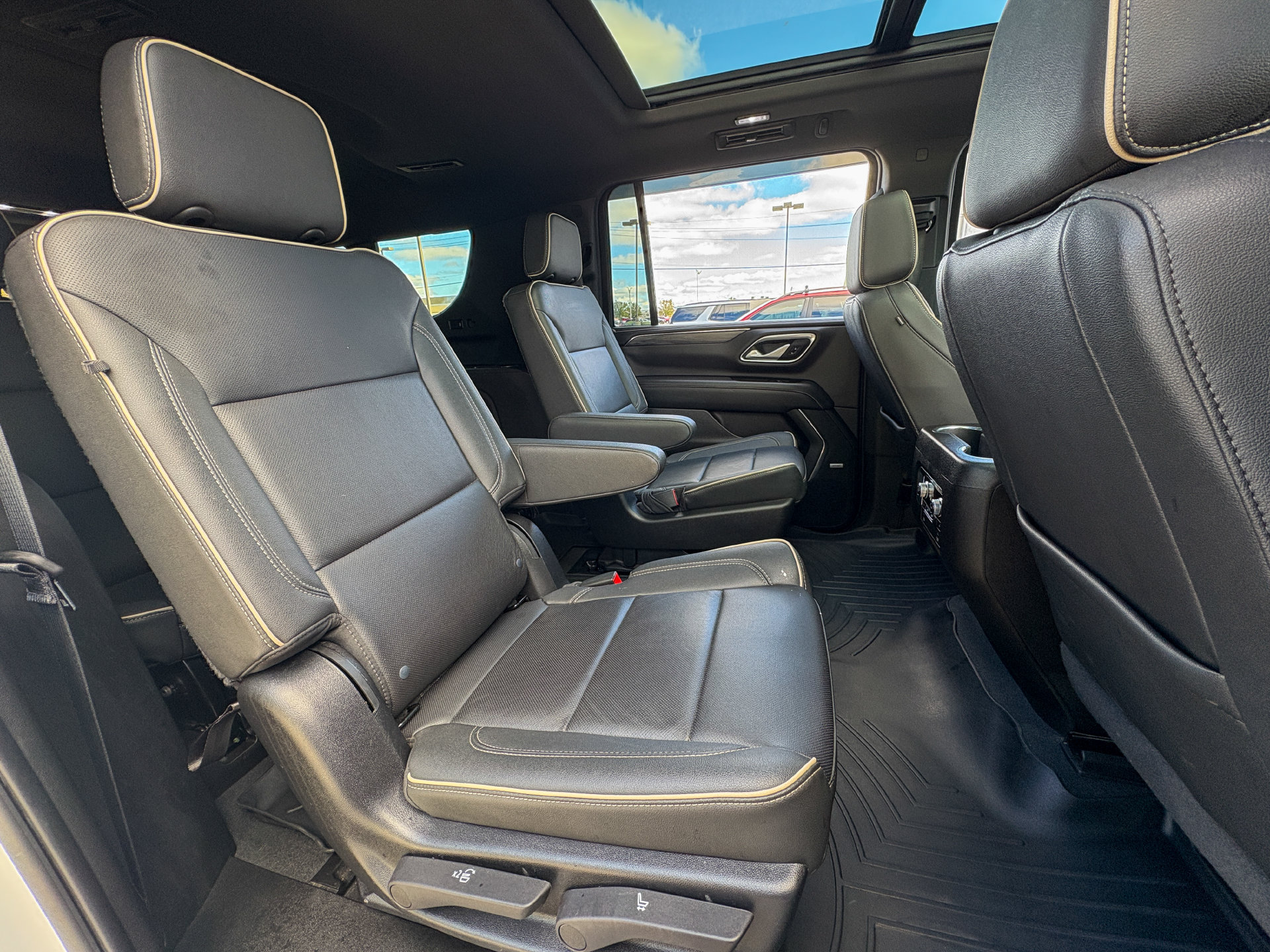 Used 2022 GMC Yukon XL SLT w/ SLT Luxury Package AWD/4WD image 26