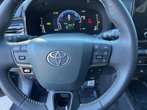 Used 2025 Toyota Camry SE image 19