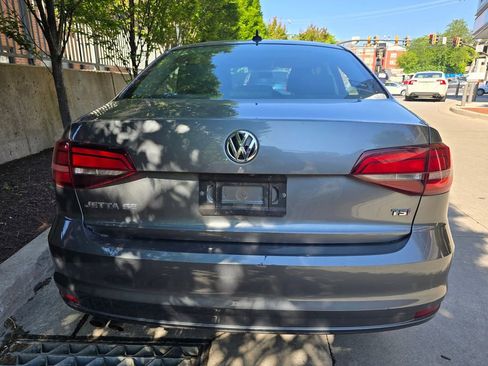 Used 2017 Volkswagen Jetta SE FWD image 6