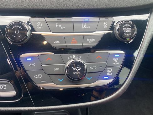 Certified 2025 Chrysler Pacifica Select image 15