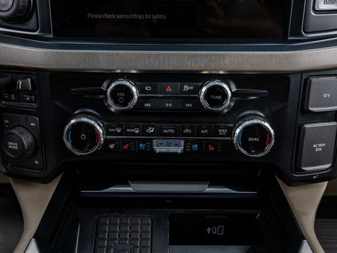 Used 2025 Ford F350 Platinum w/ Platinum Plus Package image 27