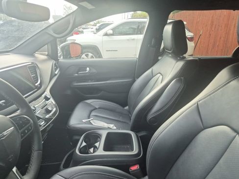 Used 2025 Chrysler Pacifica Select FWD image 17