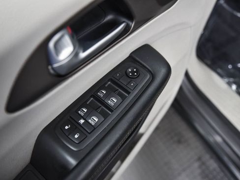 Used 2018 Chrysler Pacifica Touring-L Plus image 10