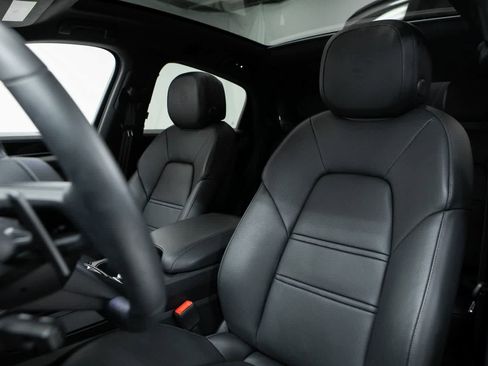 Used 2025 Porsche Cayenne S AWD/4WD image 5