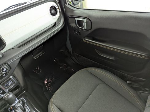 Used 2025 Jeep Wrangler Sahara image 11