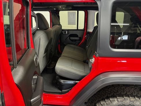 Used 2024 Jeep Wrangler Unlimited image 11