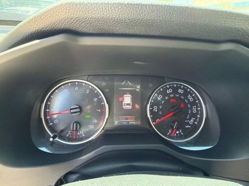 Used 2020 Toyota RAV4 XLE Premium FWD image 3