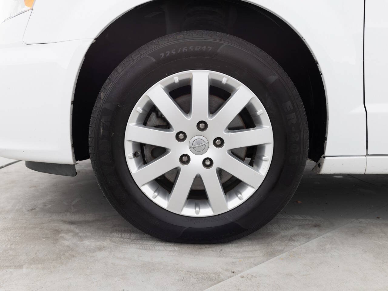 Used 2016 Chrysler Town & Country Touring FWD image 17
