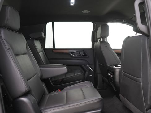 Used 2025 GMC Yukon XL Denali AWD/4WD image 12