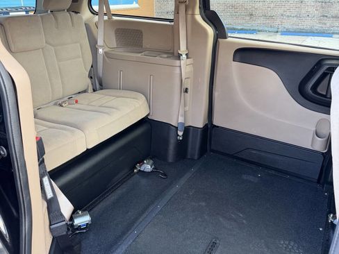 Used 2016 Dodge Grand Caravan SXT image 17