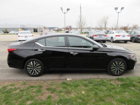 Used 2024 Nissan Altima 2.5 SV image 6