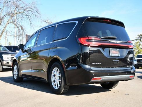 Used 2024 Chrysler Pacifica Touring-L image 5