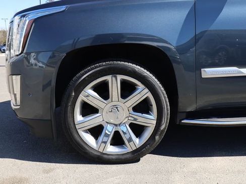Used 2019 Cadillac Escalade Luxury AWD/4WD image 27