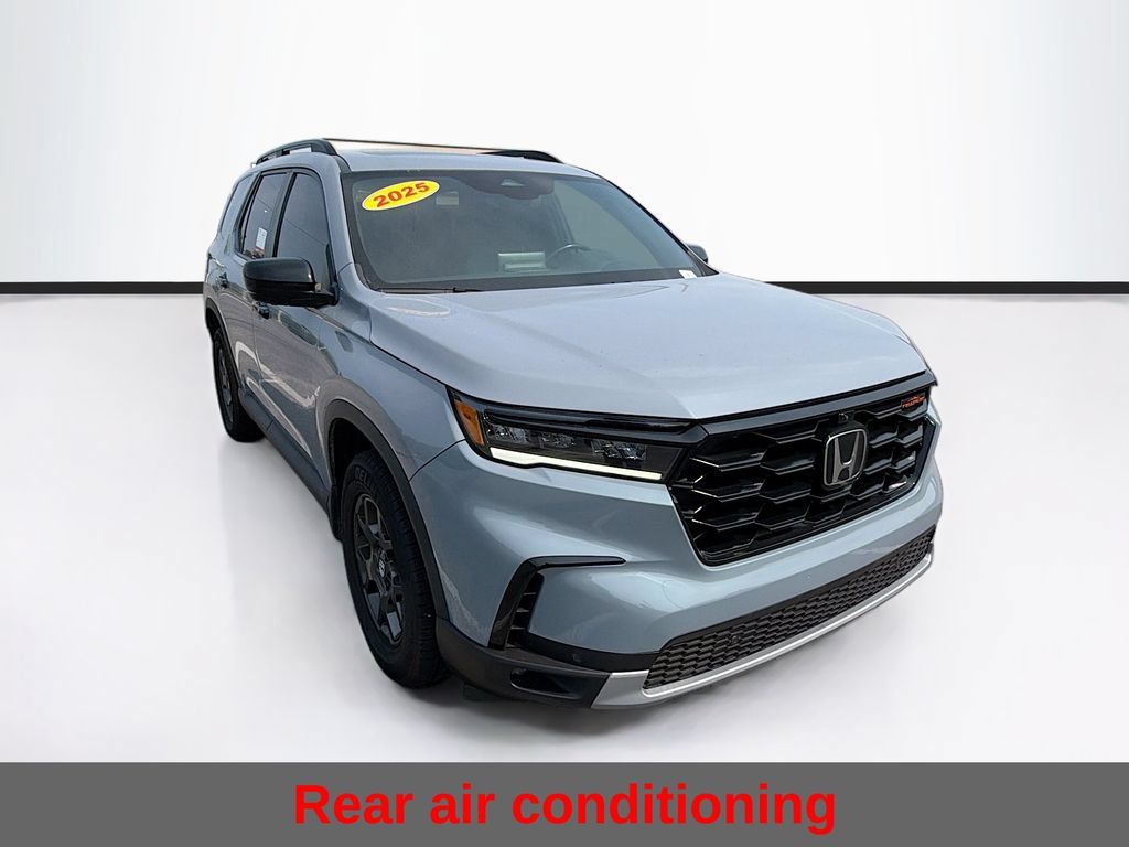Used 2025 Honda Pilot TrailSport image 3