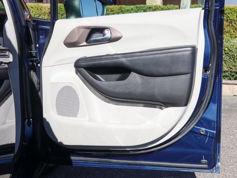 Used 2019 Chrysler Pacifica Touring image 39