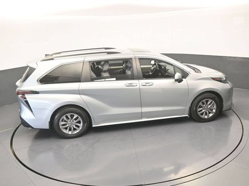 Used 2024 Toyota Sienna XLE FWD image 54