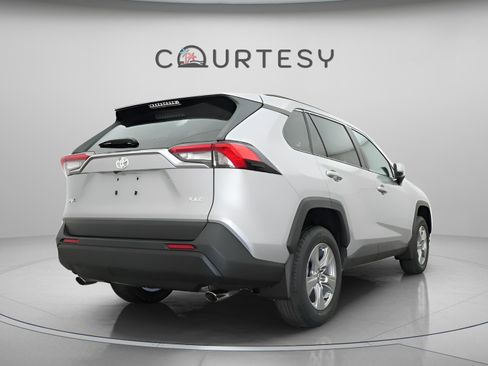 Used 2025 Toyota RAV4 XLE w/ Convenience Package FWD image 12