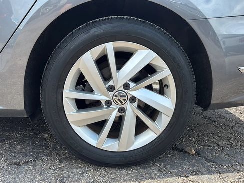 Used 2018 Volkswagen Passat 2.0T SE w/ SE Lighting Package FWD image 2