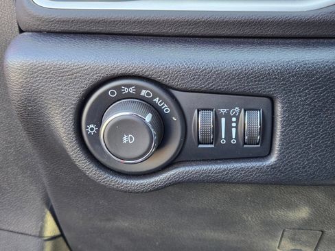 Used 2025 Chrysler Pacifica Select FWD image 19