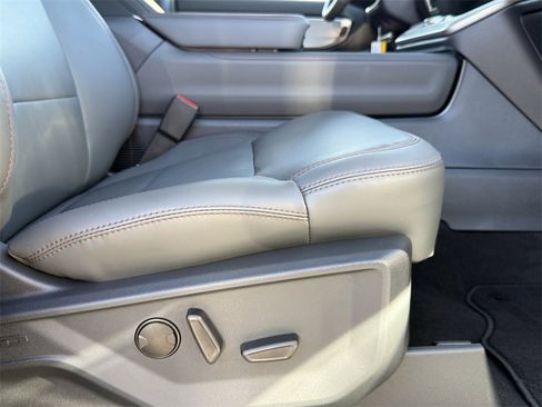 New 2025 Ford Expedition Active image 45