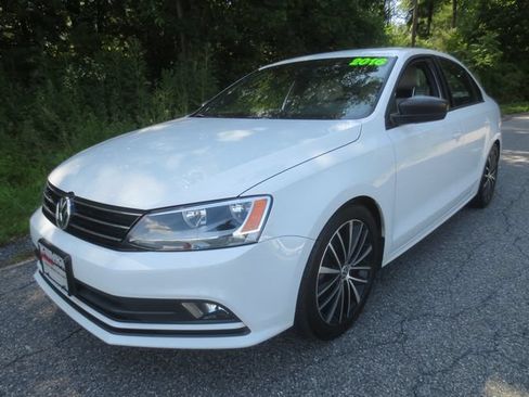 Used 2016 Volkswagen Jetta Sport FWD image 1