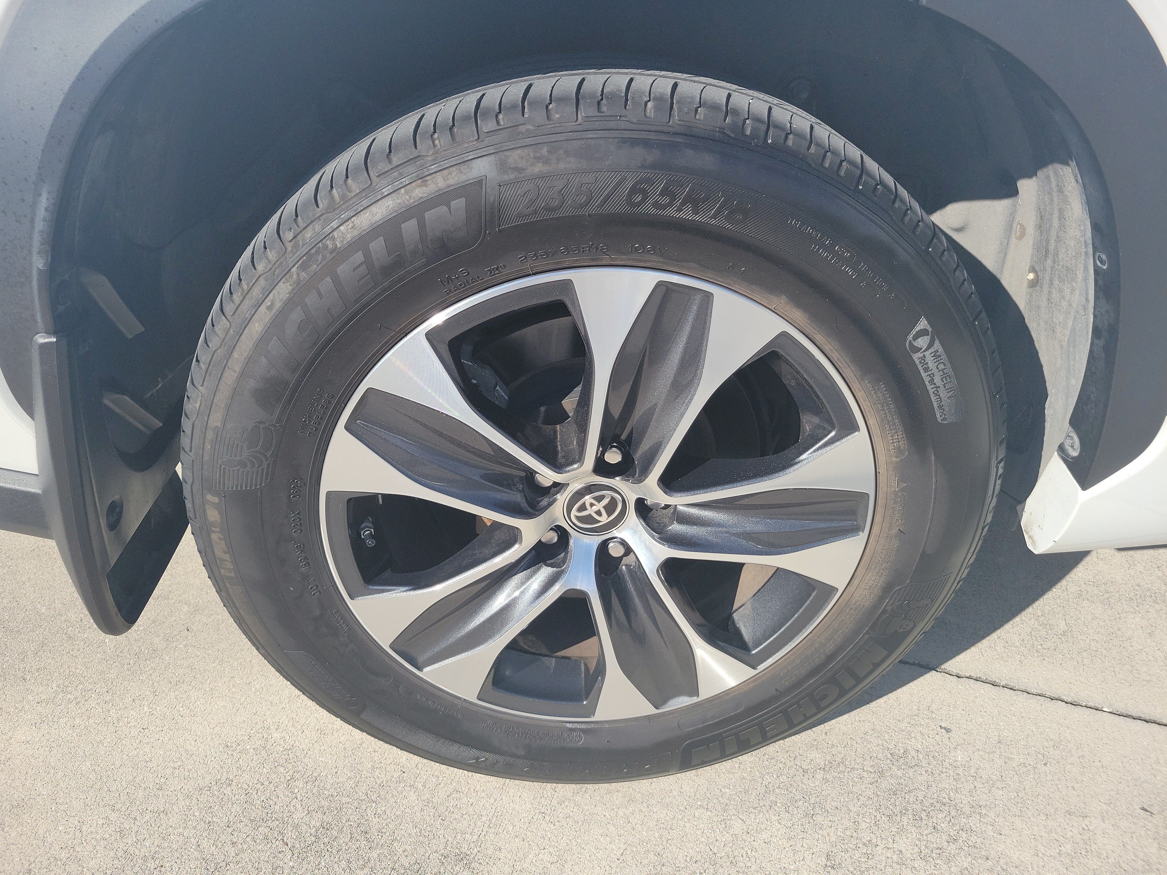 Used 2025 Toyota Highlander XLE FWD image 8