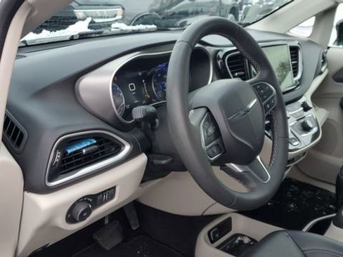 Certified 2024 Chrysler Pacifica Touring-L image 7