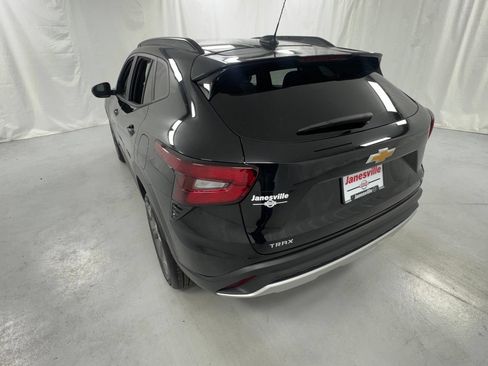 Used 2025 Chevrolet Trax LT w/ LT Convenience Package FWD image 5