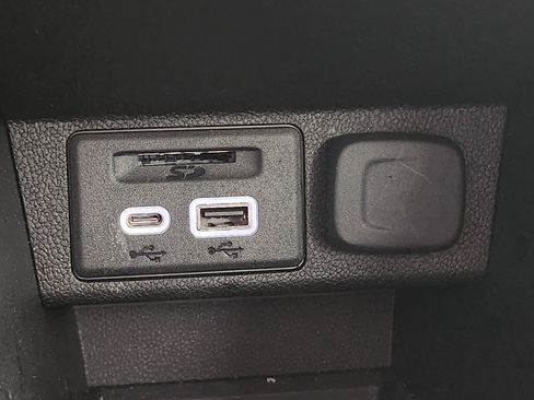 Used 2022 Chevrolet Bolt LT image 31