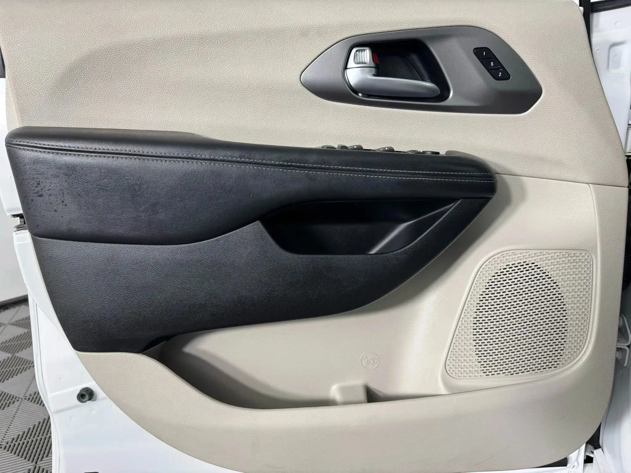 Used 2019 Chrysler Pacifica Limited FWD image 45