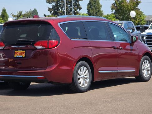 Used 2018 Chrysler Pacifica Touring-L FWD image 4