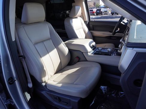 Used 2022 Ford Expedition Max XLT image 13
