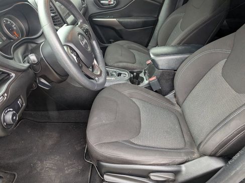 Used 2019 Jeep Cherokee Latitude w/ Popular Appearance Group image 8