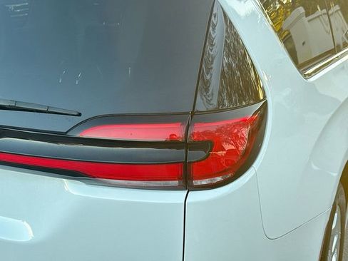 Used 2021 Chrysler Pacifica Limited image 28