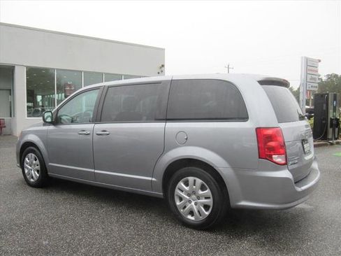 Used 2018 Dodge Grand Caravan SE w/ UConnect Hands-Free Group image 4